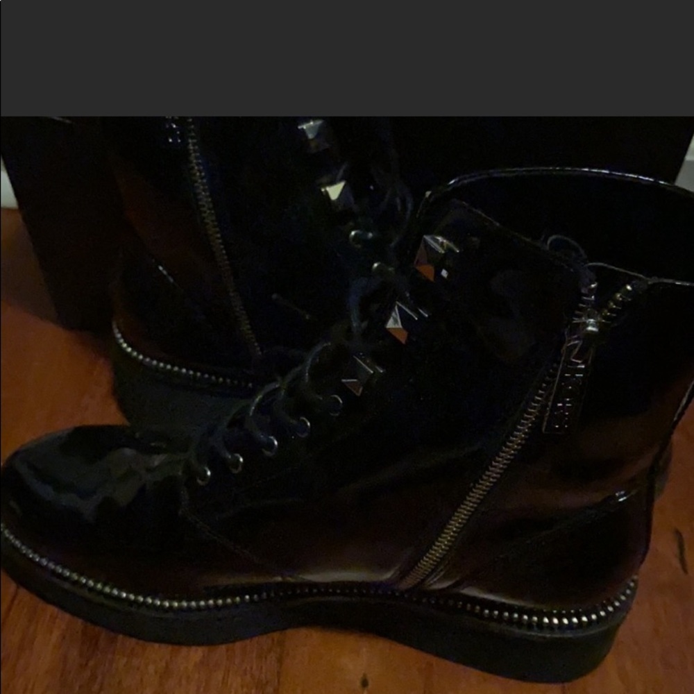 Michael kors patten leather boots, super comfortable, side zip up. Lace up